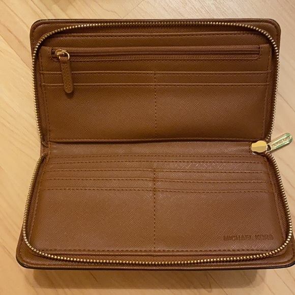 Michael Kors Wallet - Picture 6 of 6